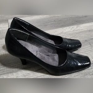 AEROSOLES (Wild Ivy) Black Alligator Print Pumps